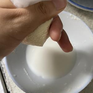 （用现挤牛奶）自制黄油、脱脂牛奶的做法 步骤6