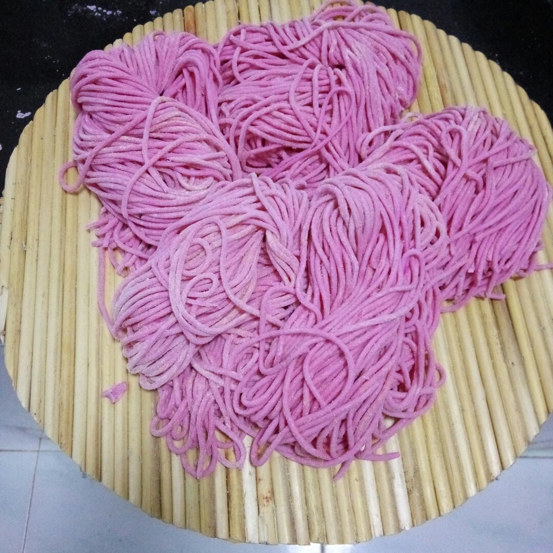 很懒的馋猫做的火龙果皮面条