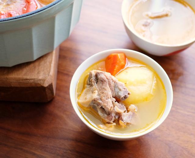 番茄土豆红萝卜猪骨汤，最纯朴鲜美的家庭味！的做法
