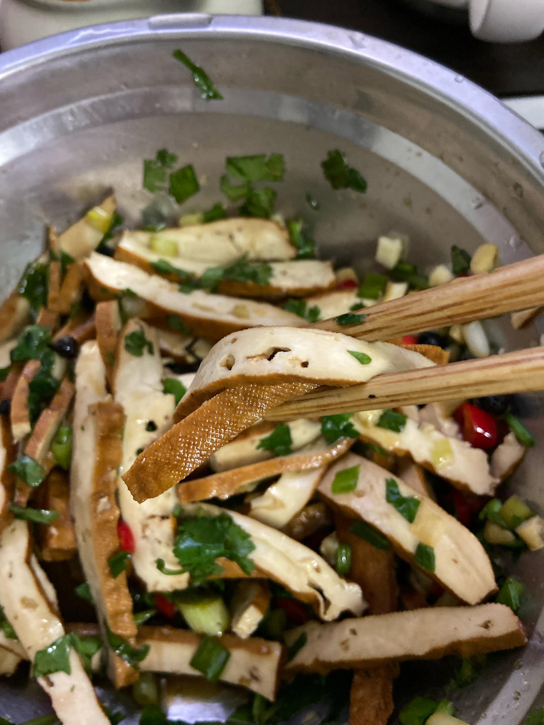 凉拌豆腐干(凉拌菜通用，宝贝儿子“念念不忘”之二,他喜欢的“微微辣”级别)