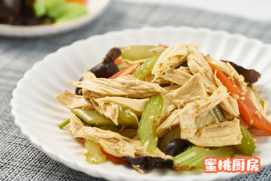 【凉拌腐竹】的做法