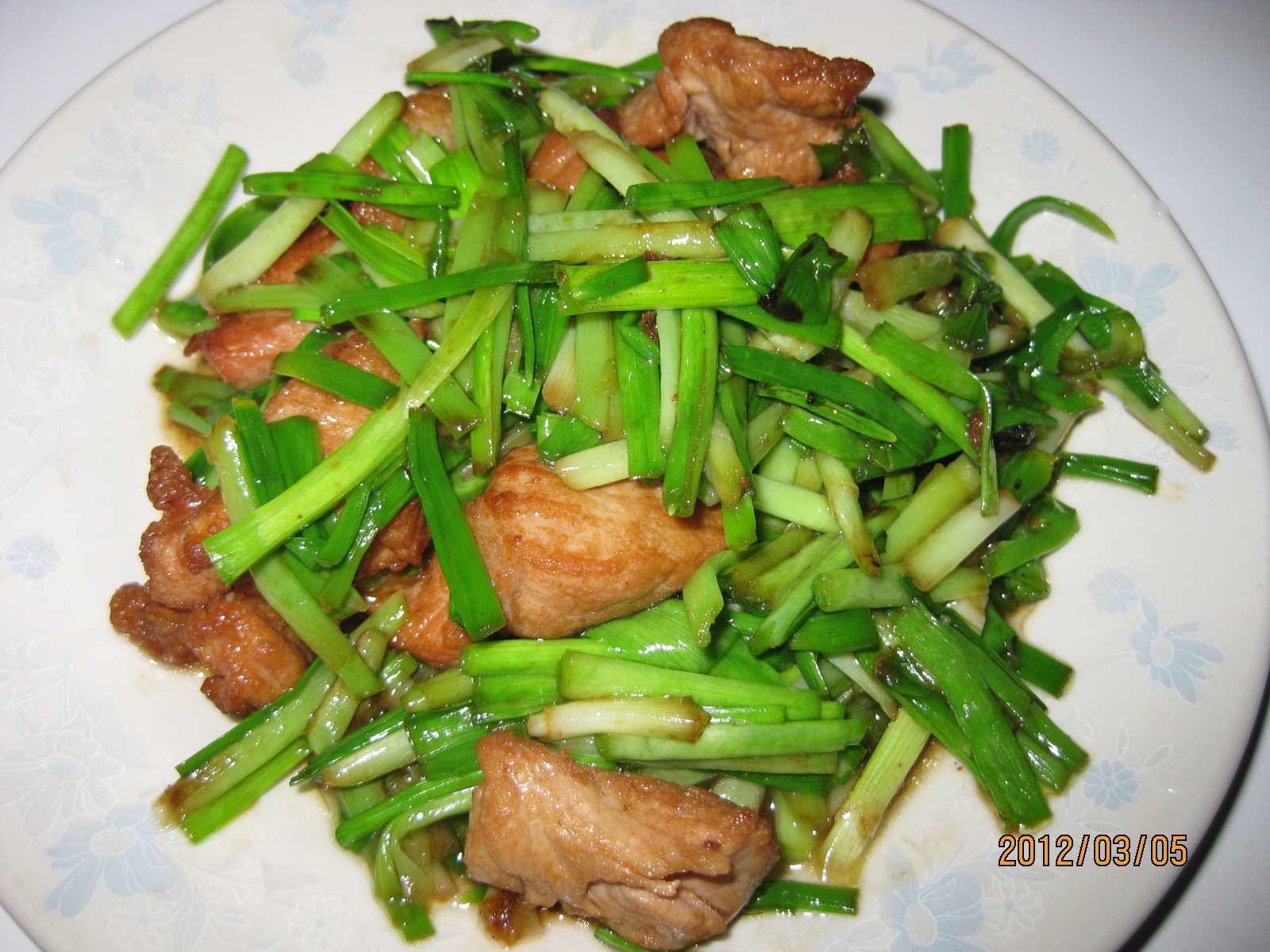 美容和下酒两全齐美的青蒜炒肉皮