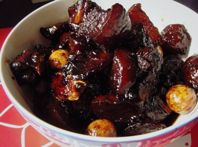 吃着碗里望着锅里的红烧肉