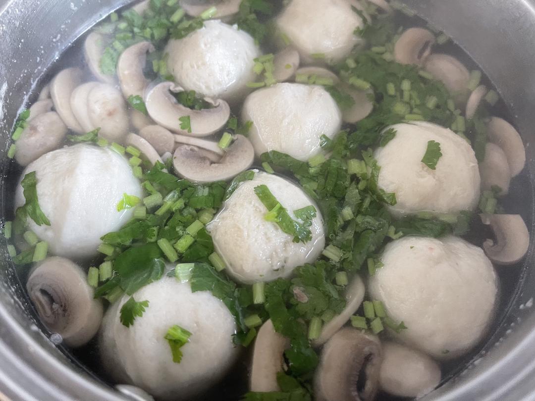 口蘑鱼丸汤的做法