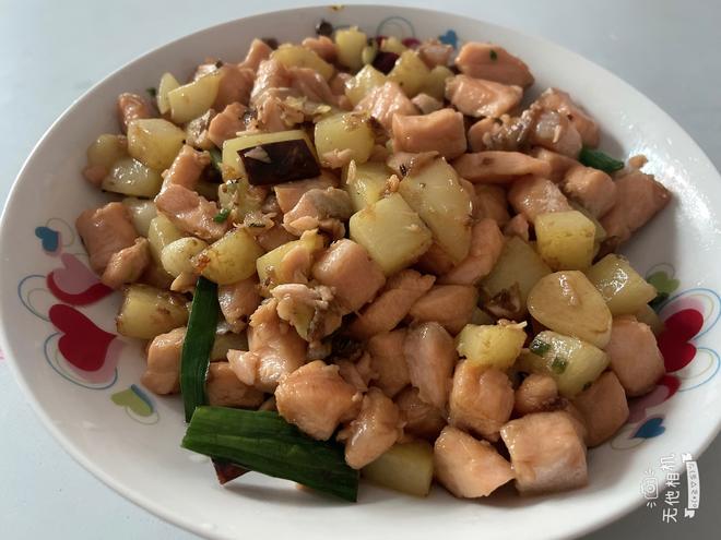 三文鱼腩烩土豆的做法