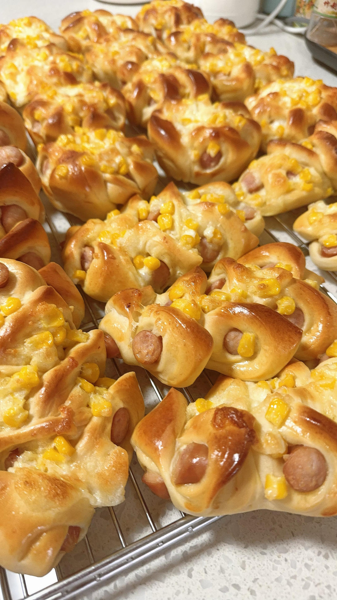 锁死这个万能台式面团，能拉丝的香肠玉米沙拉包！