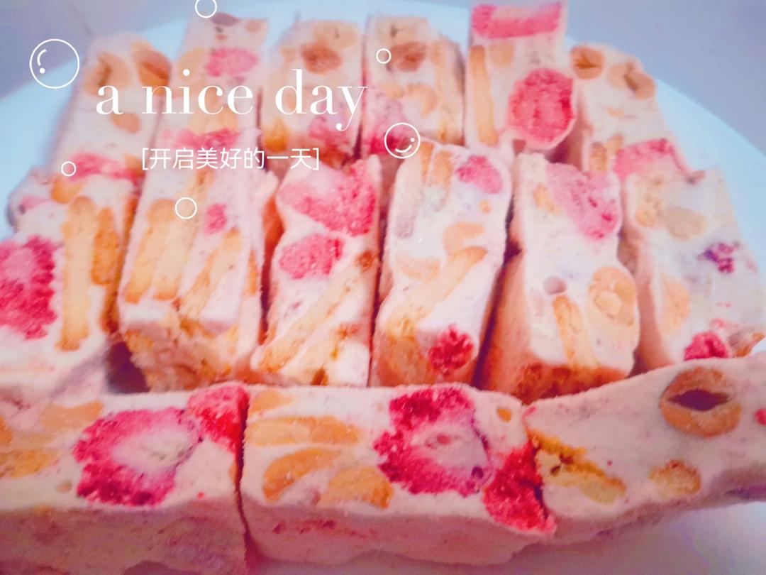 高颜值的粉色草莓牛轧糖‼️送礼必备✅酸甜好吃
