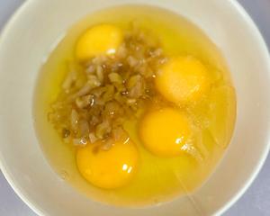 快手菜｜榨菜火腿肠煎蛋的做法 步骤3