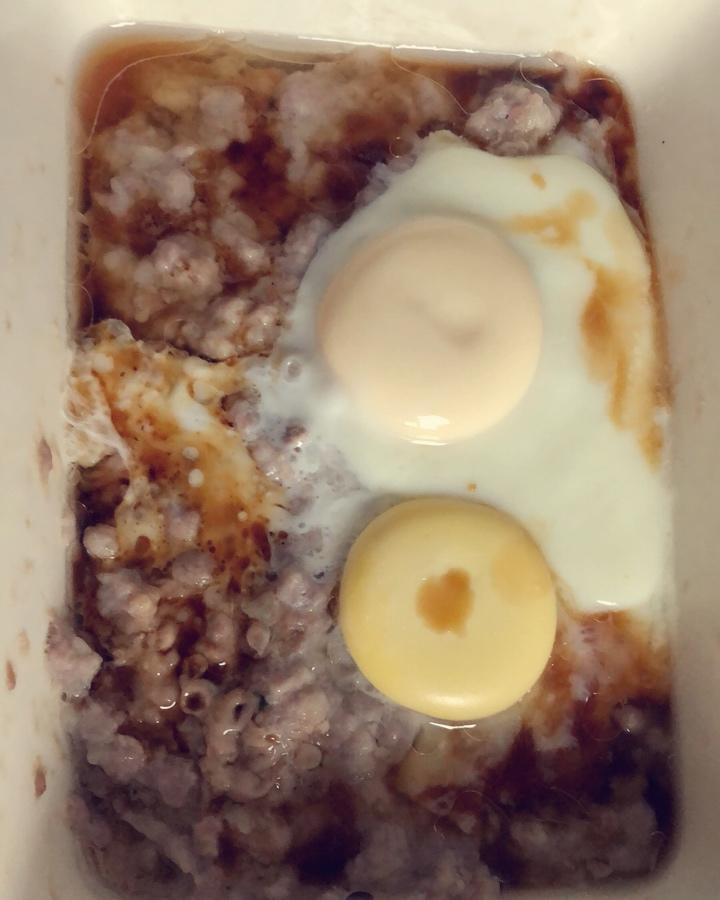 一人份肉饼蒸蛋

来自微博“管家的日子”的方子
肉糜加料酒蛋清搅打十分钟，加姜汁、葱花、盐、糖、胡椒粉继续打一分钟。放滚水锅蒸五分钟，把鸡蛋敲肉饼上继续蒸三分钟就好，淋上生抽即可。如是咸蛋，肉糜蒸三分钟后放咸蛋，继续蒸五分钟