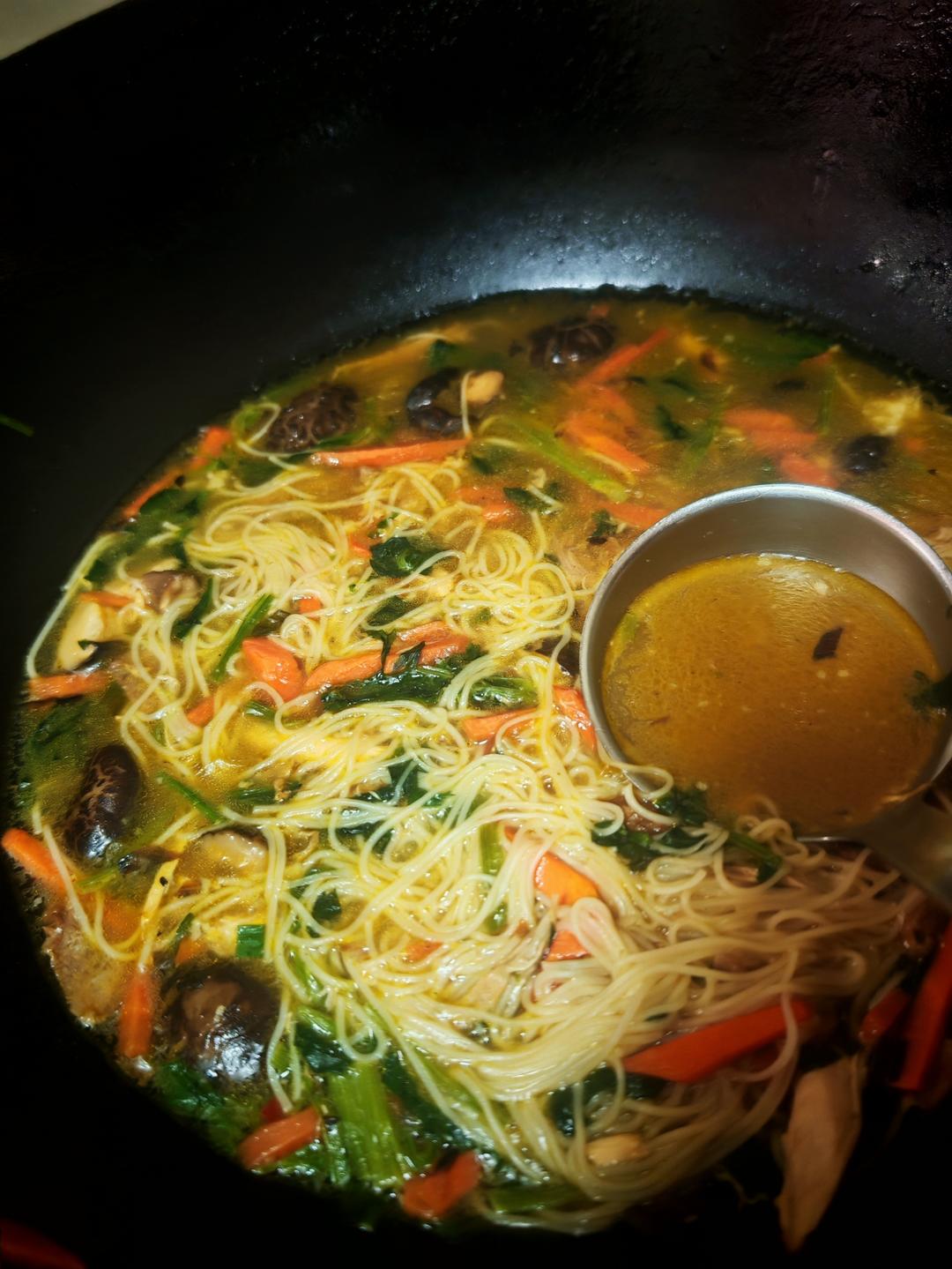 香菇鸡肉面（无技巧十五分钟做好！）