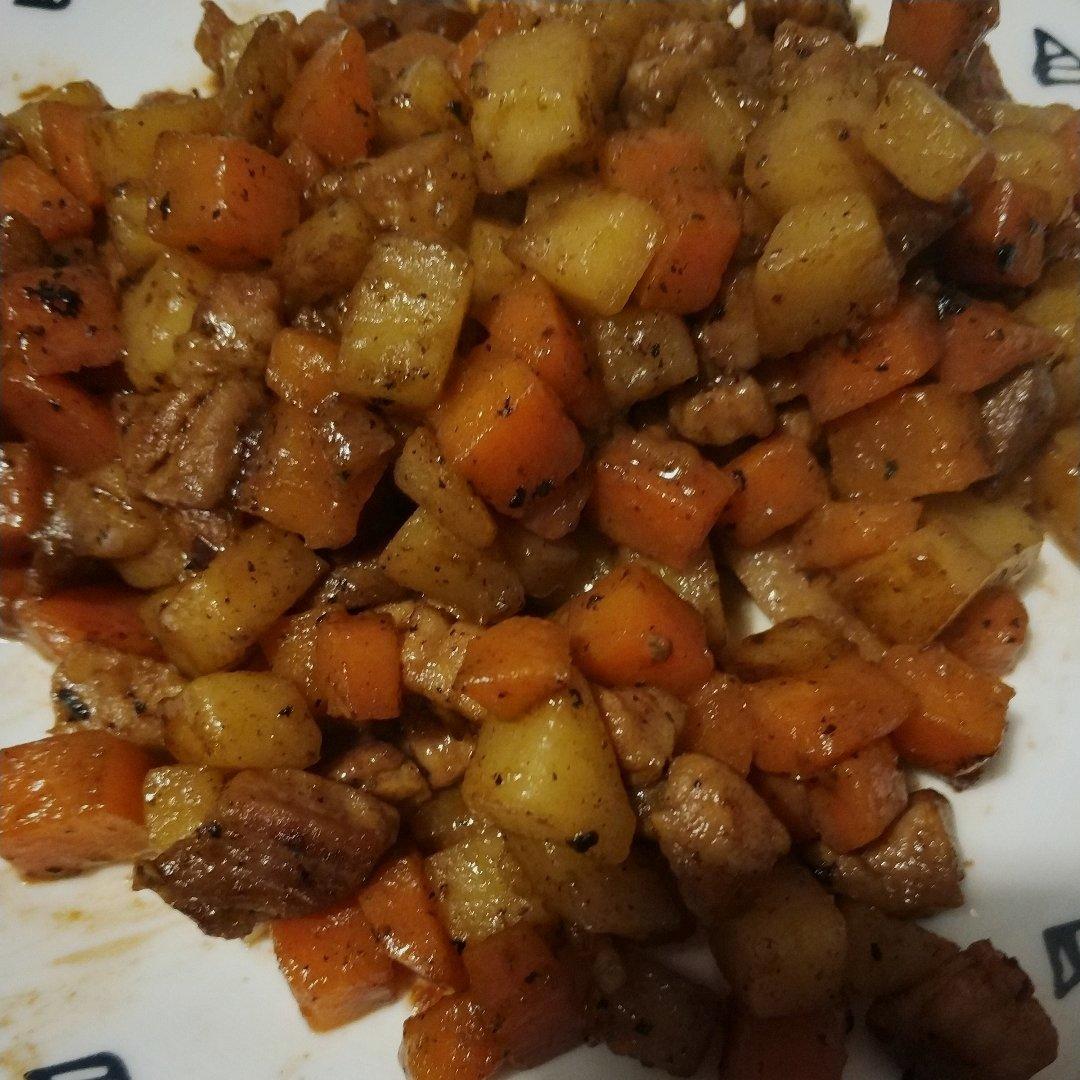 土豆胡萝卜炒肉丁