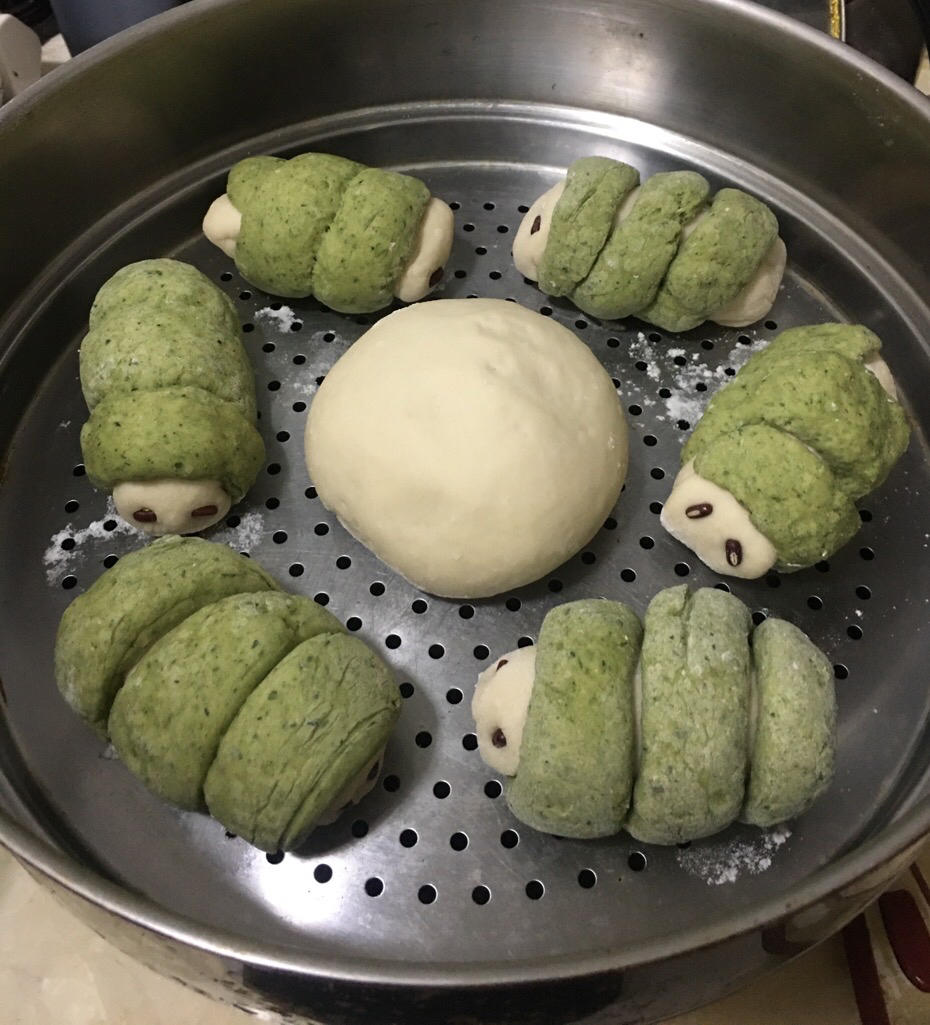 孩子爱吃的健康的蔬菜馒头毛毛虫花卷