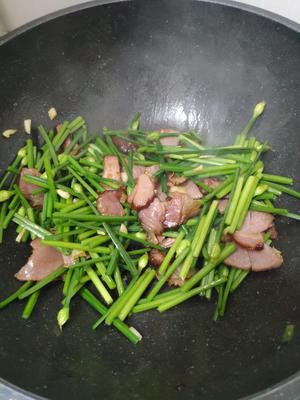 韭菜花炒腊肉的做法 步骤3