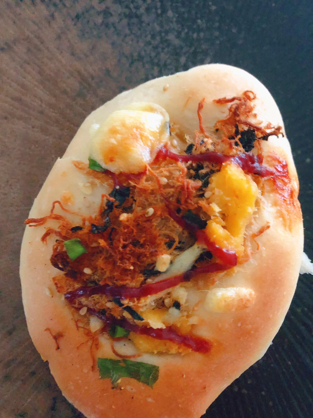 超级好吃的香葱烤肠肉松沙拉酱面包