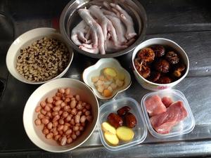 香菇眉豆煲鸡脚的做法 步骤1