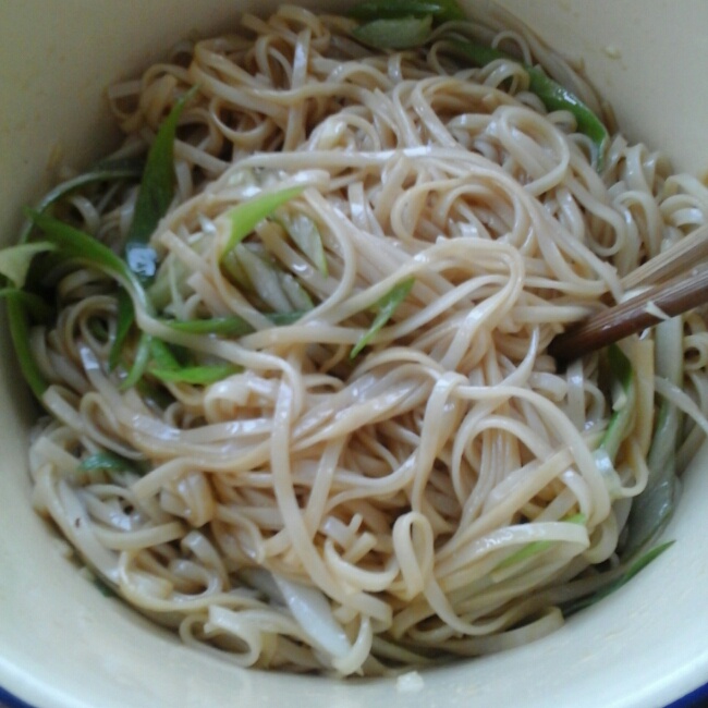 葱爆面—就是汪涵在天天向上里面做的那个啦