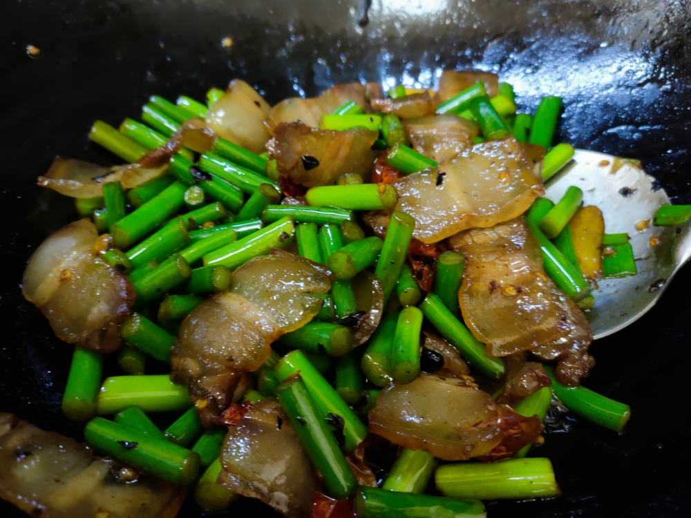 超级下饭的一道菜蒜苔炒风干腊肉的做法 步骤6