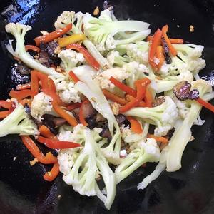 新手教程：干锅腊肉花菜的做法 步骤5