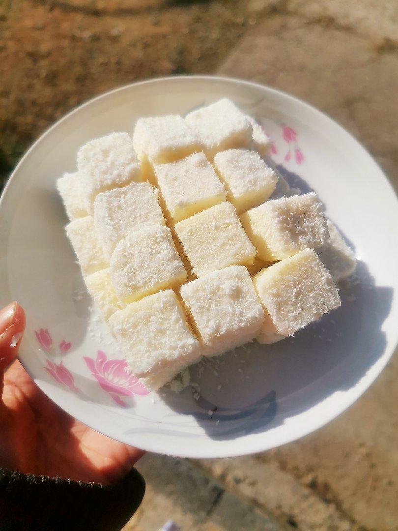 【视频】85度C 椰蓉牛奶小方～不用烤箱的夏日甜点