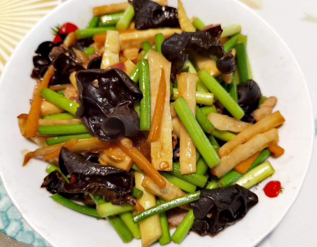 蒜苔木耳炒肉