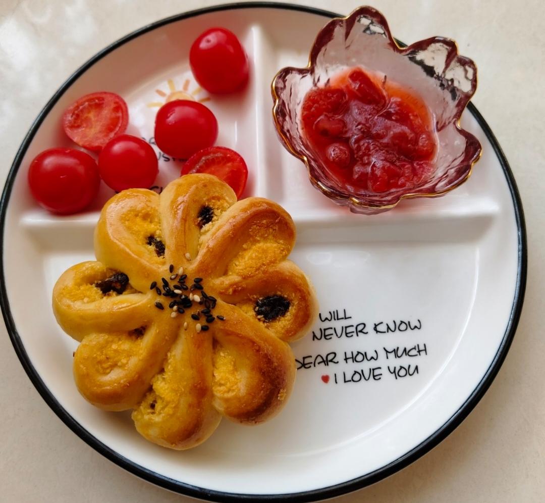 超软花朵椰蓉面包，仅需一次发酵，造型简单立体，持续柔软隔夜不变硬