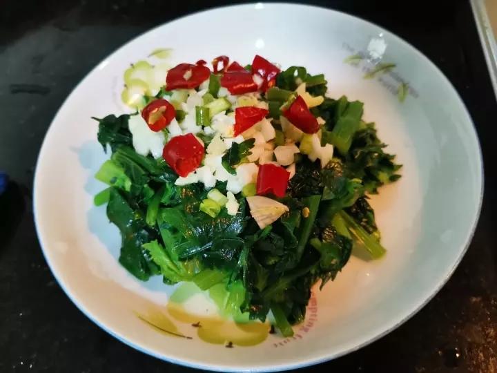 简单的凉拌芹菜叶