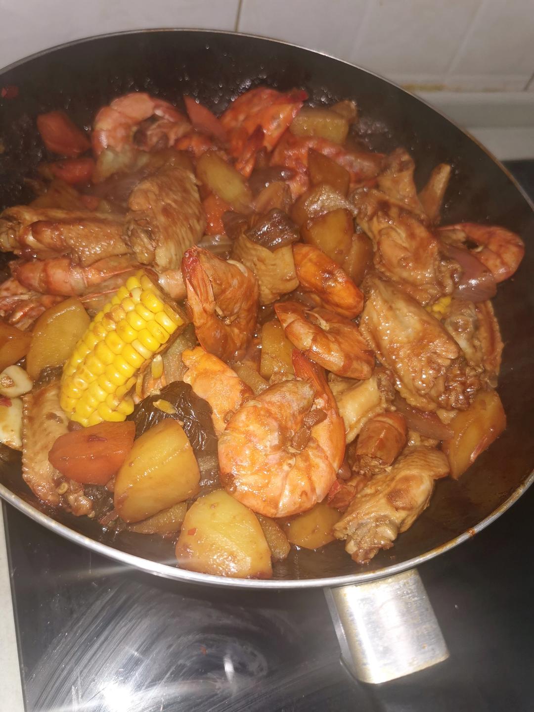 巨下饭的鲜虾鸡翅玉米煲