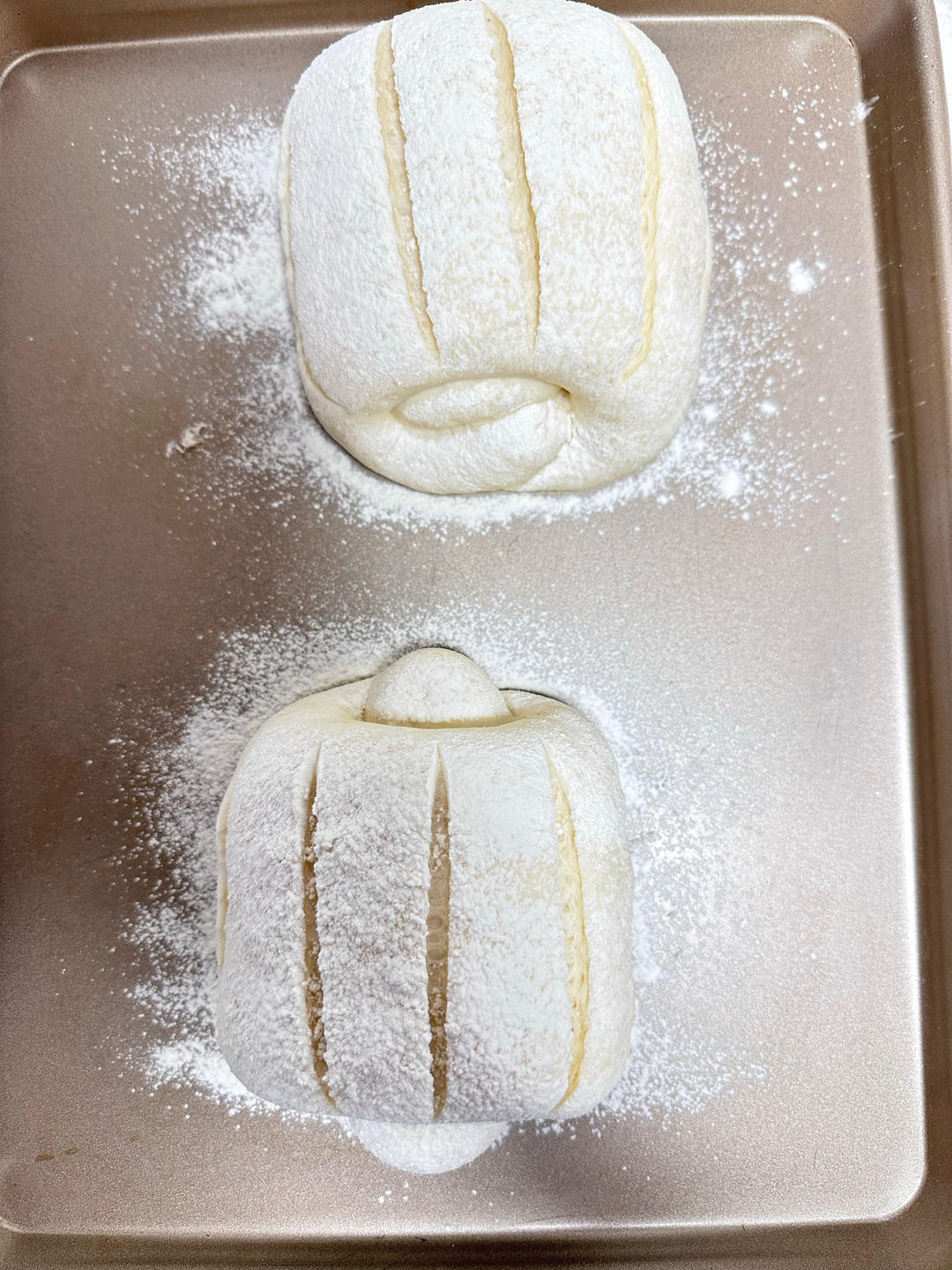 像吃海绵蛋糕的双倍特浓牛奶哈斯