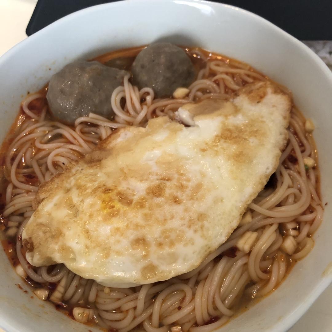一碗清汤面 🍜 —— 秋日里的治愈系