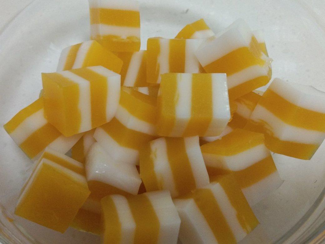 妈妈们快看，这道甜品是会跳舞的，孩子们一定喜欢！——芒果千层糕