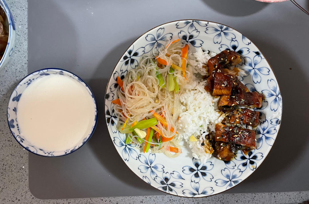 把真空包装烤鳗鱼吃成高级鳗鱼饭