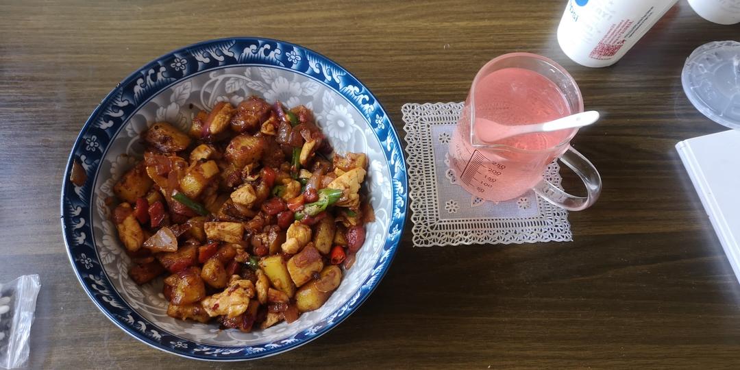 鸡肉、土豆、萝卜丁