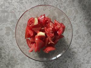 快手减脂家常菜-番茄炒包菜的做法 步骤1