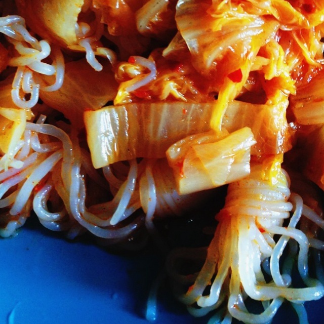 辣白菜炒魔芋丝结