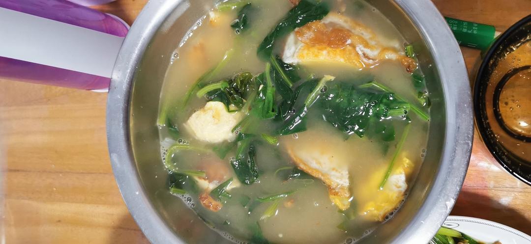 煎鸡蛋煮菠菜汤