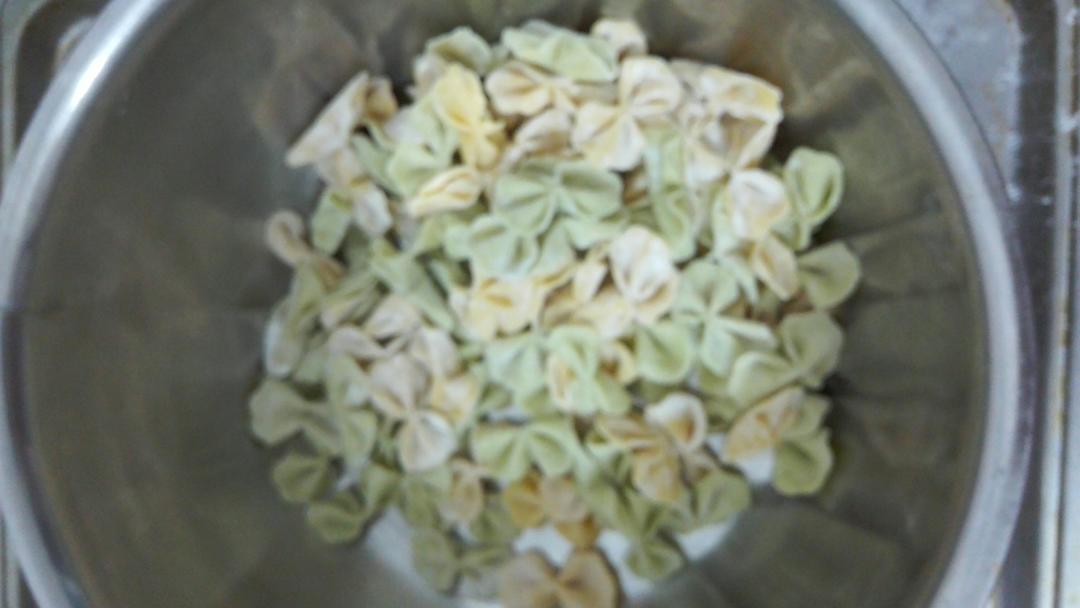 自制纯天然蔬菜汁彩色面条