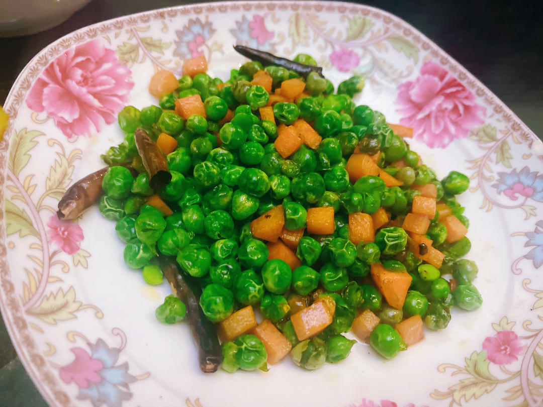 胡蘿卜丁炒豌豆