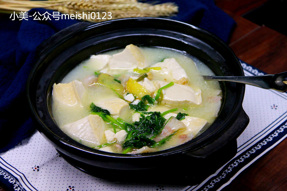 鲜香干贝炖豆腐，轻轻的一煮汤就变白了。