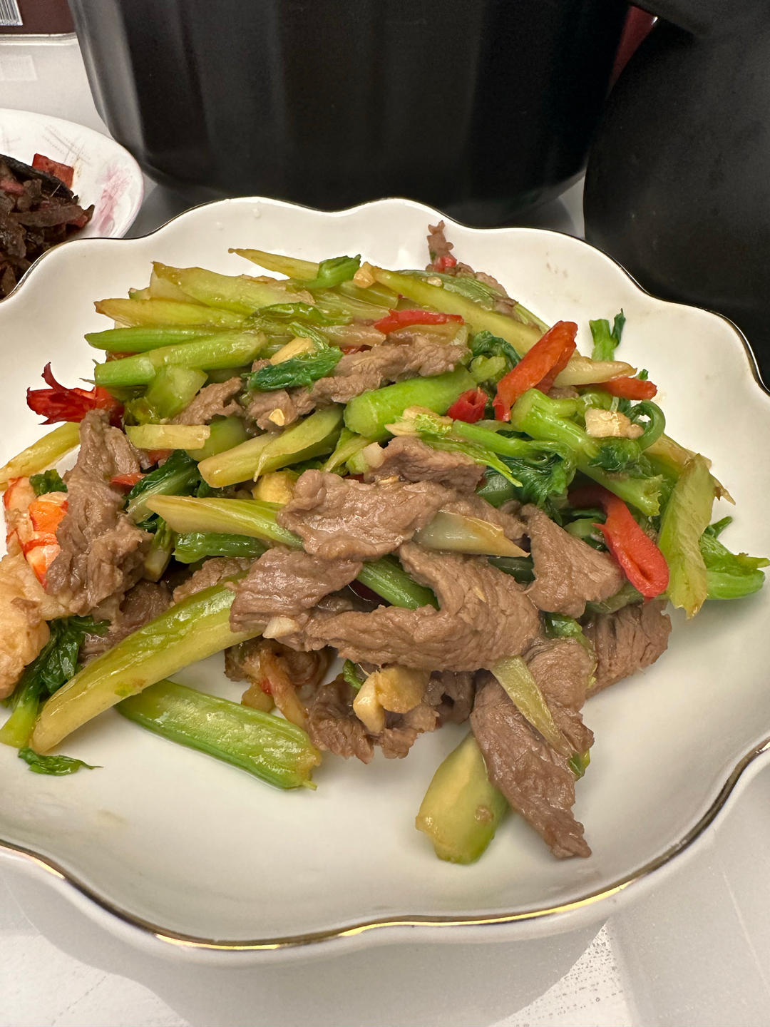 好吃到邻居敲门蹭饭的芹菜炒牛肉！