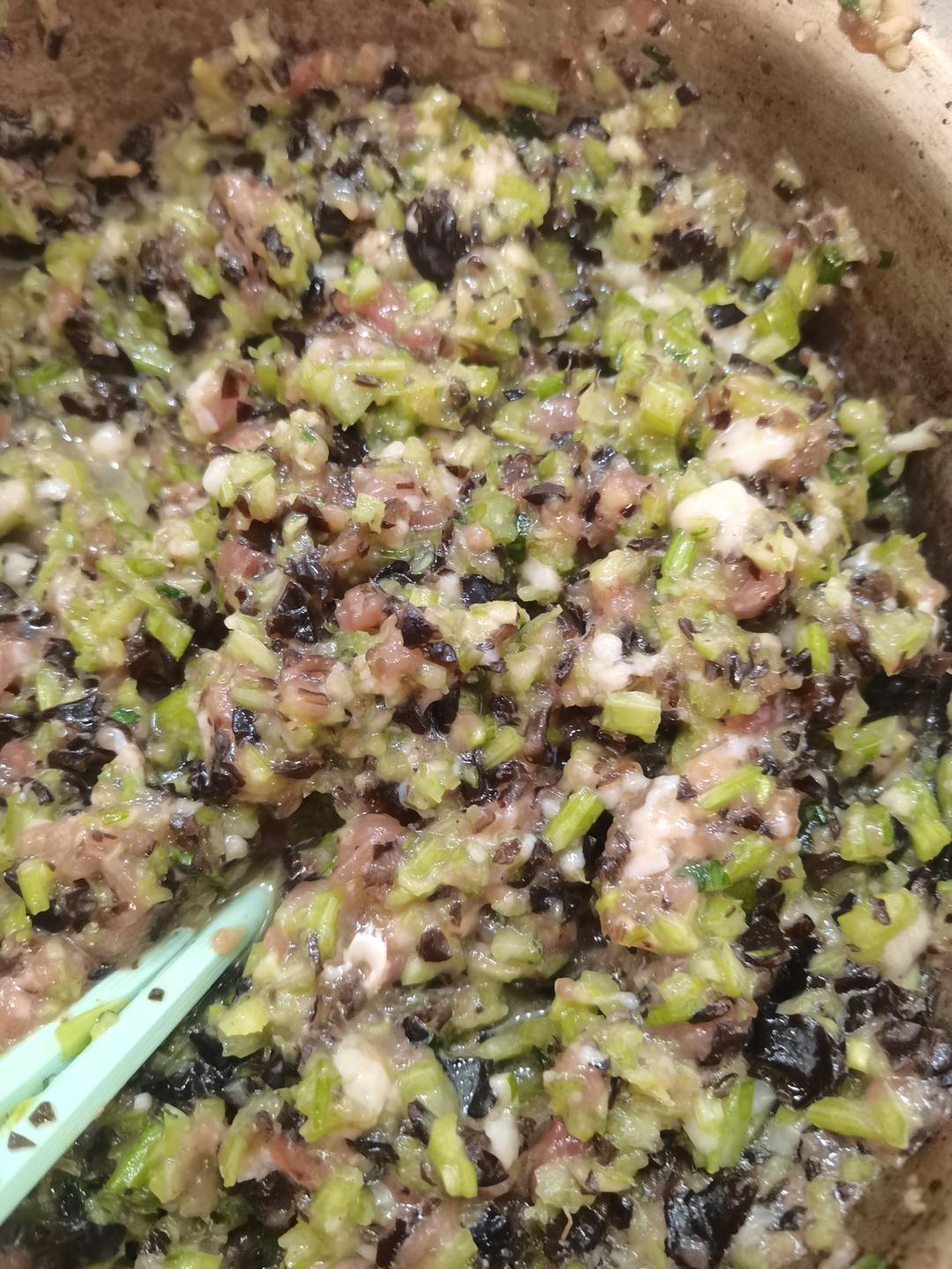 芹菜木耳鲜肉水饺