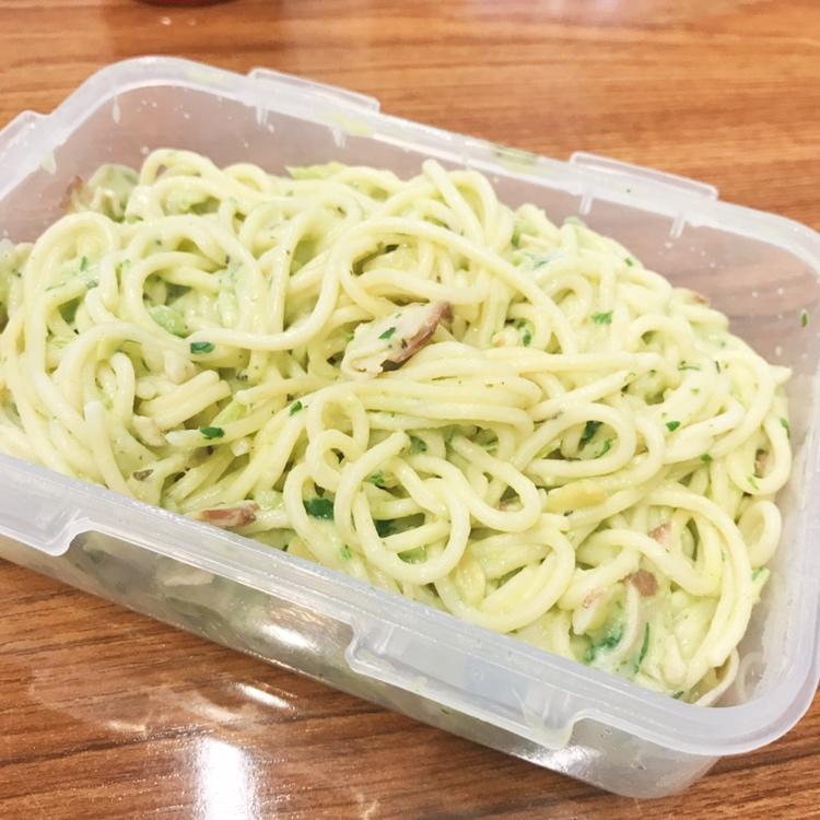 欧芹牛油果青酱意面