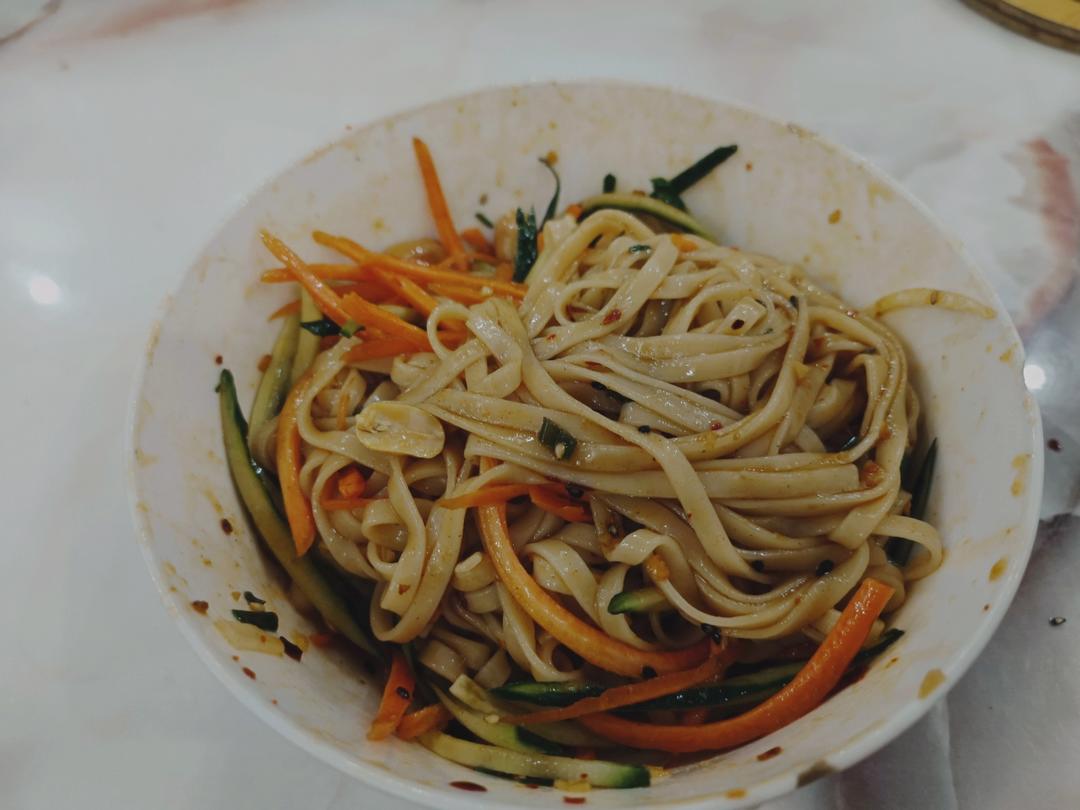 酸辣凉拌面