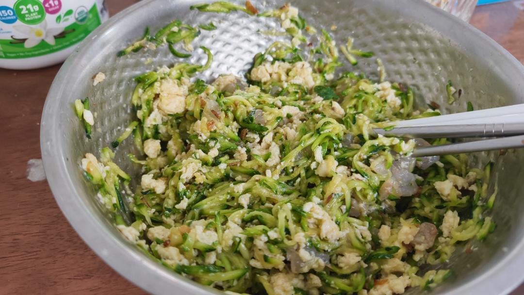 西葫芦鸡蛋虾皮虾仁水饺or包子馅料(超级鲜甜,一定要试一试) 西葫芦鸡蛋虾皮虾仁水饺or包子馅料(超级鲜甜,一定要试一试)