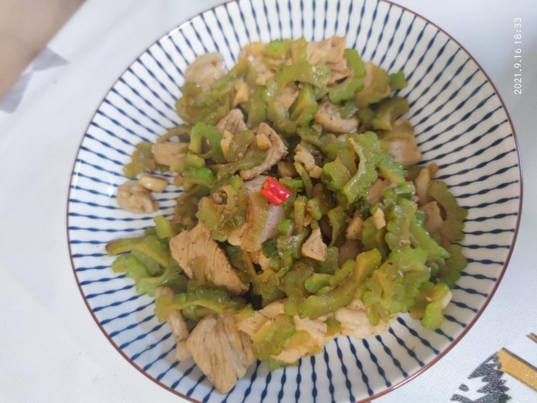 苦瓜炒肉 苦瓜这样做去除大半苦味