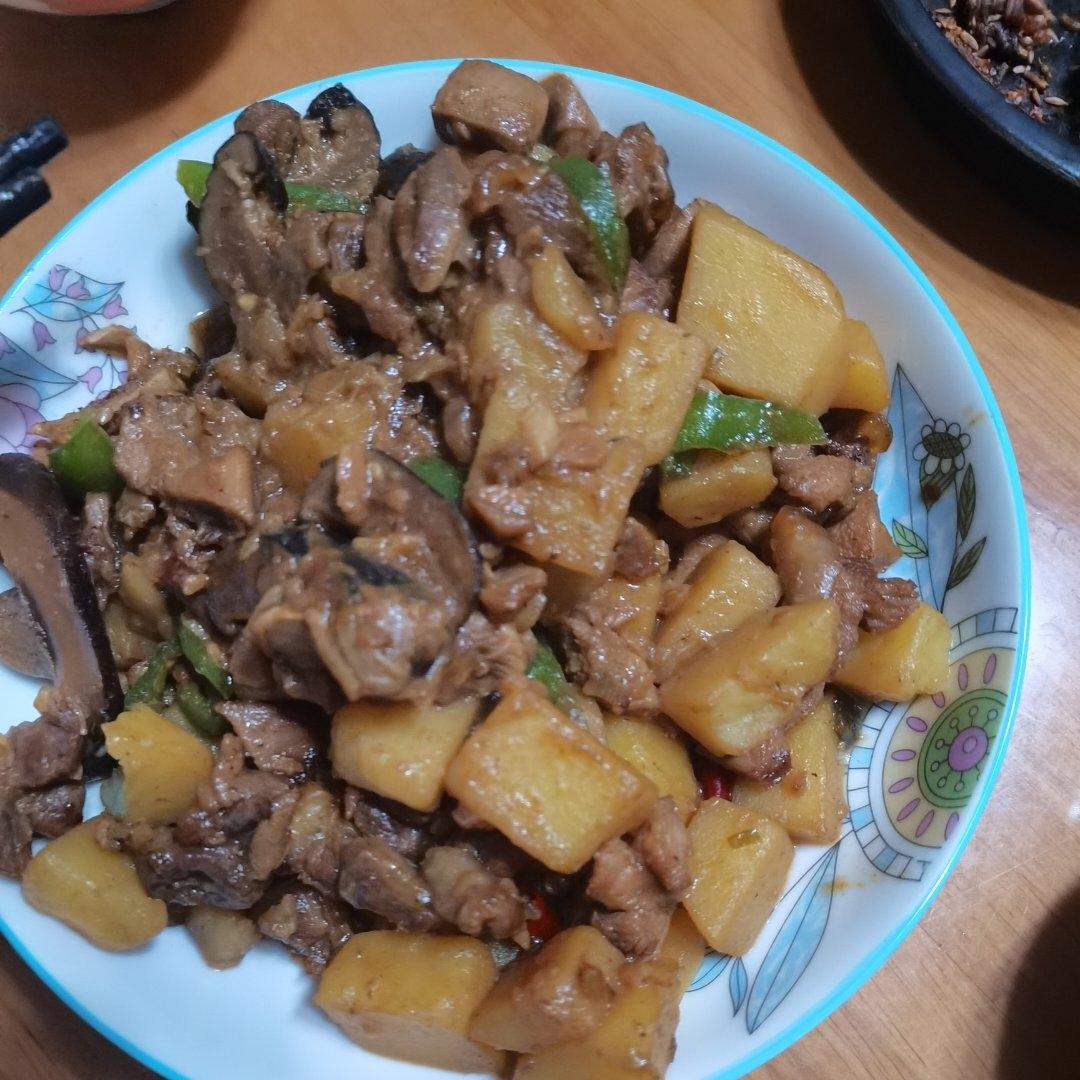 鸡腿肉烧土豆丁