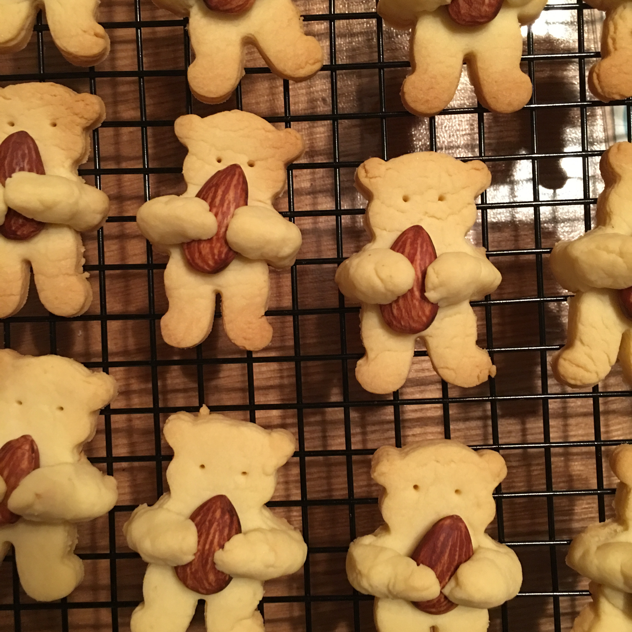 抱杏仁的小熊（造型饼干）