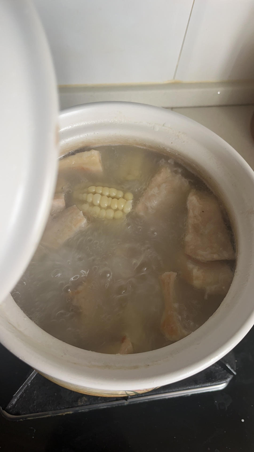 榴莲排骨汤——滋阴补阳      榴莲因它独特的气味让喜欢的人甘之如饴，不喜欢的则闻之作呕。殊不知榴莲的营养价值正体现于这种特殊的味道中哦!这种馥郁的气味造就了榴莲的一大功效，就是开胃、促进食欲。