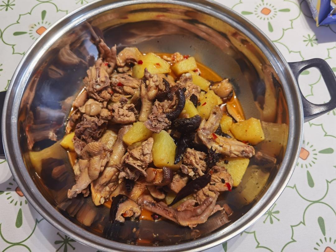 香菇炖鸡肉