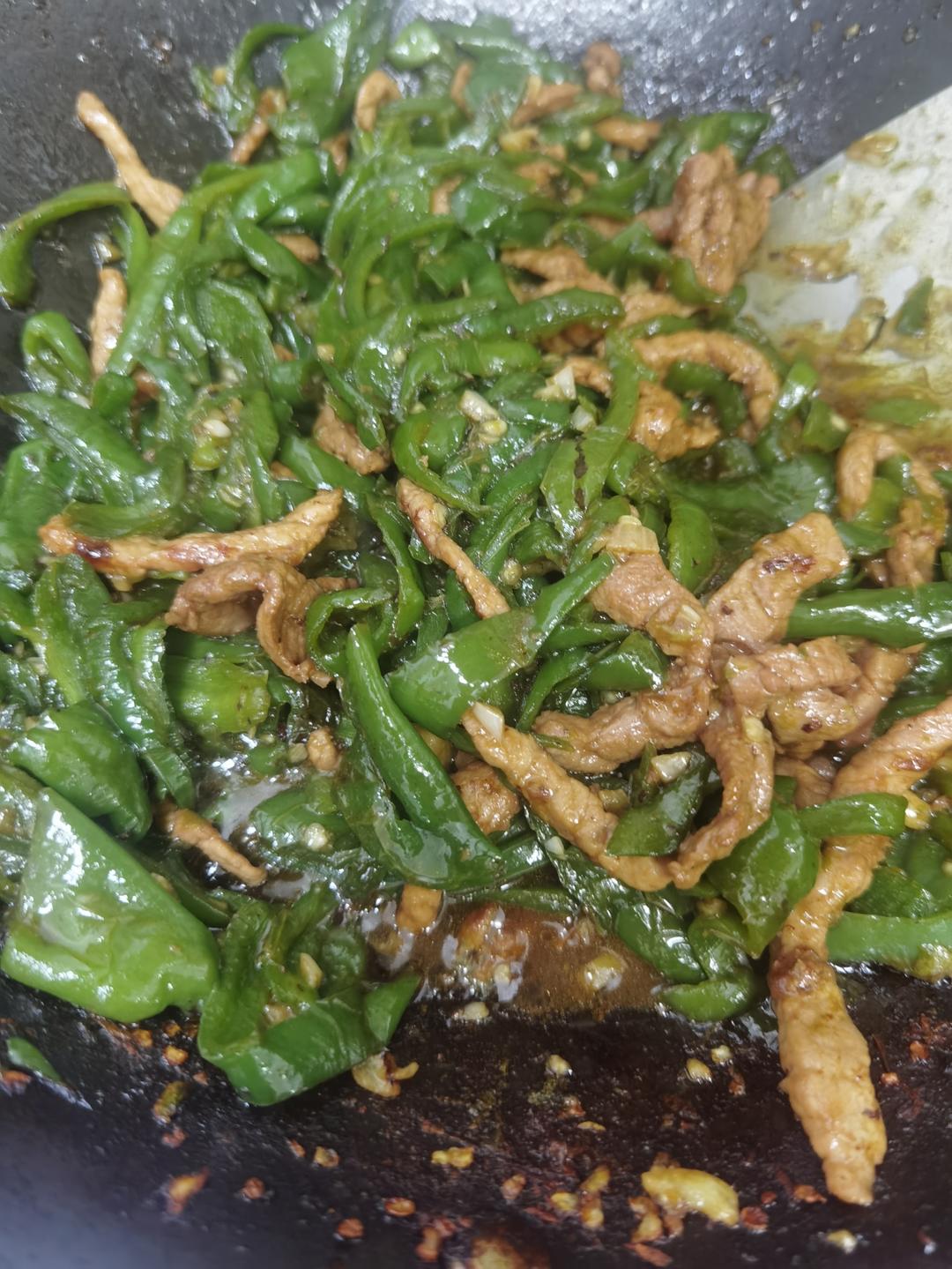 青椒肉丝，这样炒太好吃了。