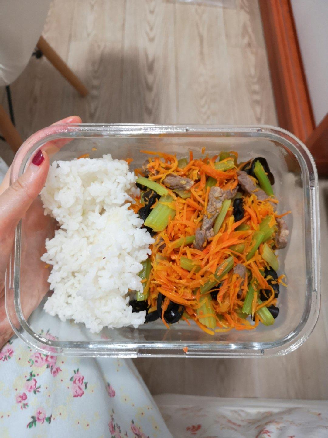 胡萝卜木耳炒芹菜
